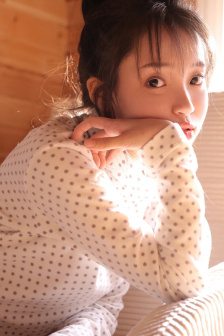 女性高级感白色游泳衣